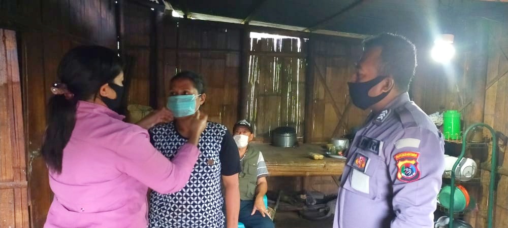 Mewakili Angkatan 26 Polres Ngada, Bripka Thomas Aquino  Mere dan Istri Bagikan Masker dan Sembako Gratis Kepada Masyarakat