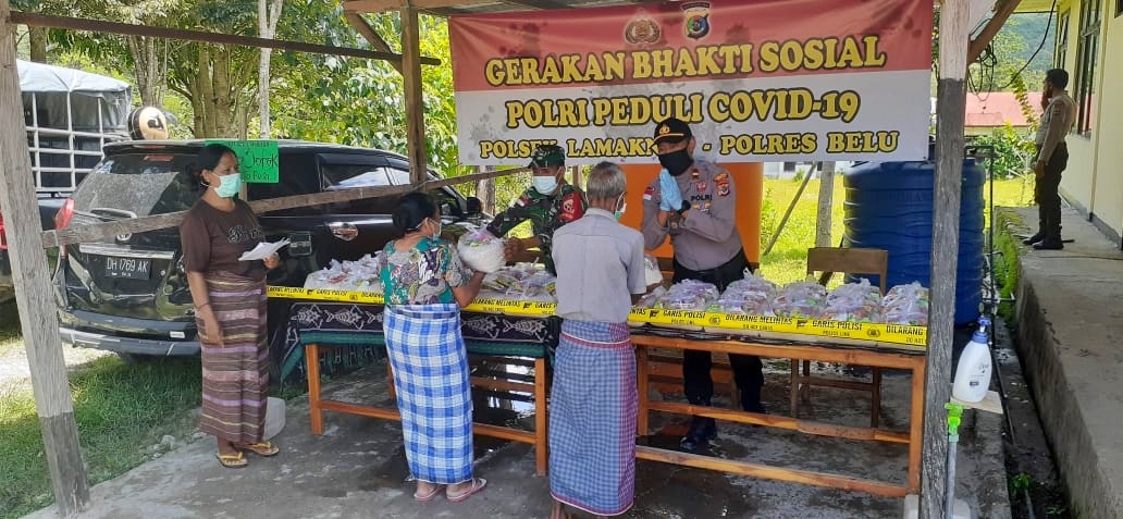 Gerakan Bhakti Sosial Polri Peduli Covid-19, Polsek Lamaknen Dan Koramil 1605-03 Weluli Bagi Sembako Gratis Kepada Masyarakat Lamaknen