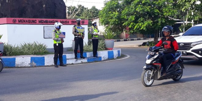 Anggota Satlantas Polres Kupang Kota Berikan Himbauan Terkait Pencegahan Virus Covid-19 Kepada Masyarakat Kota Kupang