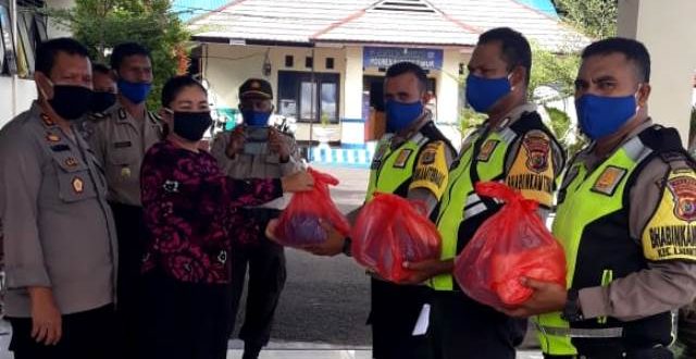 Peduli Kepada Warga Yang Kurang Mampu Ditengah Pandemi Covid-19, Polres Flotim Melalui Bhabinkamtibmas Berikan Bantuan Sembako