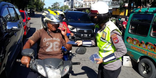 Cegah Virus Covid-19, Satuan Lalu Lintas Polres Kupang Kota Bagi-Bagi Masker Gratis