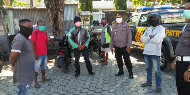 Cegah Virus Corona, Kapolsek Oebobo Berikan Himbauan Serta Bagi Masker Gratis Kepada Warga Pasar Oebobo