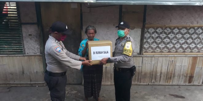 Peduli Terhadap Sesama Di Tengah Wabah Covid 19, Polres Ende Bagi Sembako