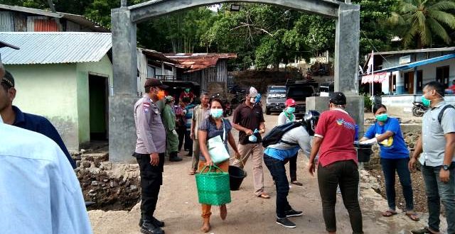 Cegah Covid-19,Bhabinkamtibmas Bersama Instansi Terkait Lakukan Penyemprotan Disinfektan di Pelabuhan