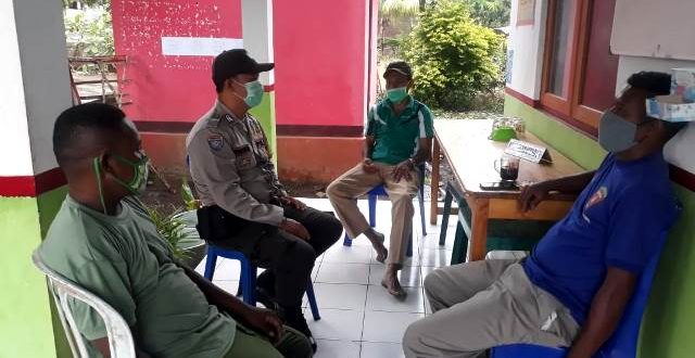 Bhabinkamtibmas Bripka I Wayan Aryasa Lakukan Pemantauan dan Pengamanan di Posko Penanganan Covid 19 Tingkat Desa