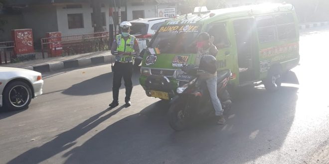 Cegah Penyebaran Covid-19, Satlantas Polres Kupang Kota Bagikan Brosur Tunda Mudik Pada Pengendara