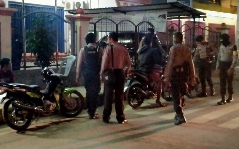 Tidak Patuhi Imbauan “Physical Distancing”, Muda Mudi yang Asyik Nongkrong Dibubarkan Aparat Polres Belu