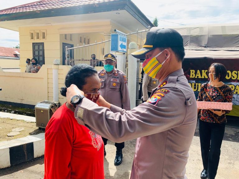 Peduli Sesama, Polres Belu Bagi Sembako dan Masker Gratis untuk Masyarakat