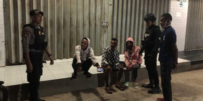 Patroli Malam, Anggota Dalmas Polres Belu Imbau Sekelompok Pemuda “Stop” Ngumpul-ngumpul di Tengah Wabah Corona