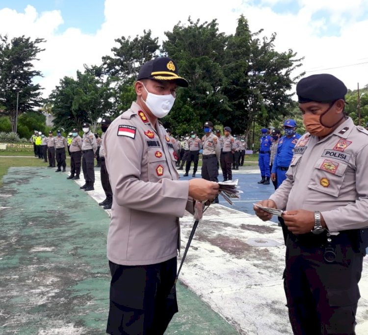 Bentuk Kepedulian, Kapolres Rote Ndao Bagikan Masker Kepada Seluruh Personel