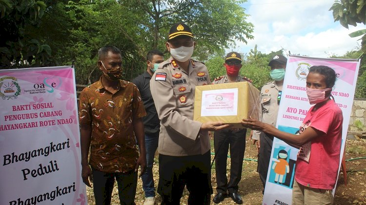 Kapolres Dan Pengurus Bhayangkari Cabang Rote Ndao Bagikan Bingkisan Sembako