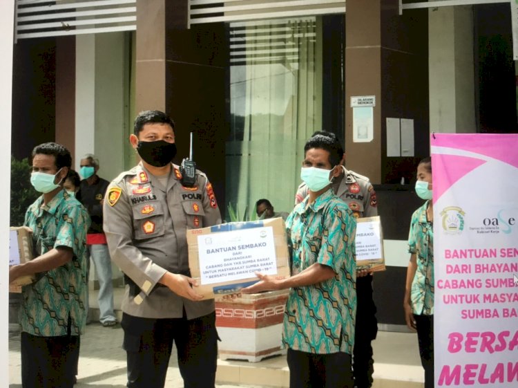 Polres Sumba Barat Bagikan Sembako Pada Pejuang Non Medis Rumah Sakit Kristen Lende Moripa