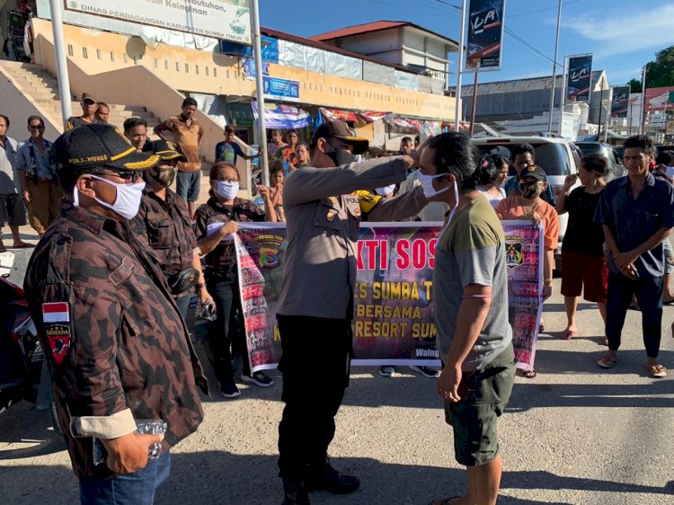 Polres Sumba Timur Bersama KBP2 Polri Bagi Ratusan Masker Kepada Warga Cegah Covid-19